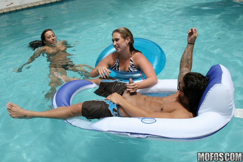 Tre deliziose ragazze si fanno scopare ad una festa in piscina in una giornata di sole
 #78607406