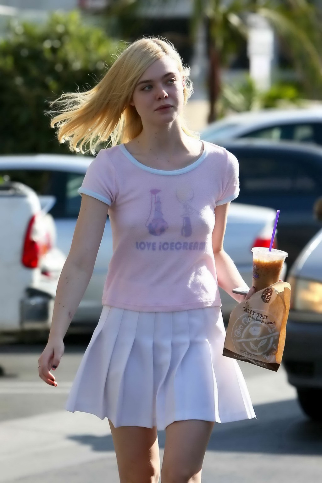 Elle fanning mostrando pokies in un vedere attraverso top
 #75152051