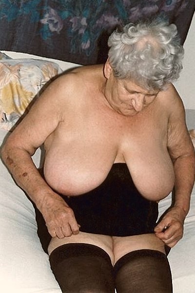 Abuelas y maduras mostrando sus cuerpos arrugados
 #67569841