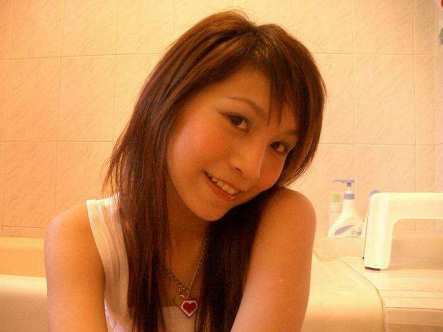 Asiatische coed geht voll nackt in Couch zeigt squeezable Titten
 #69904298