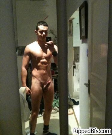 Un tío cachas está en topless mostrando su gran parte superior del cuerpo
 #76938777