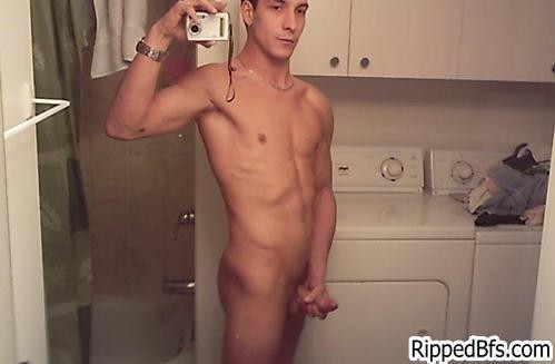 Un tío cachas está en topless mostrando su gran parte superior del cuerpo
 #76938792
