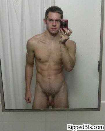 Un tío cachas está en topless mostrando su gran parte superior del cuerpo
 #76938798