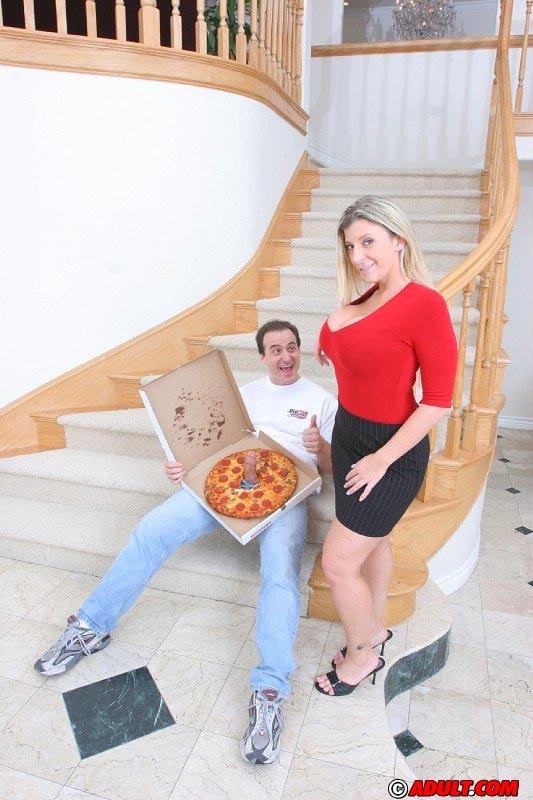 Salope blonde avec de gros seins pizza hardcore baise deux bites
 #73645651