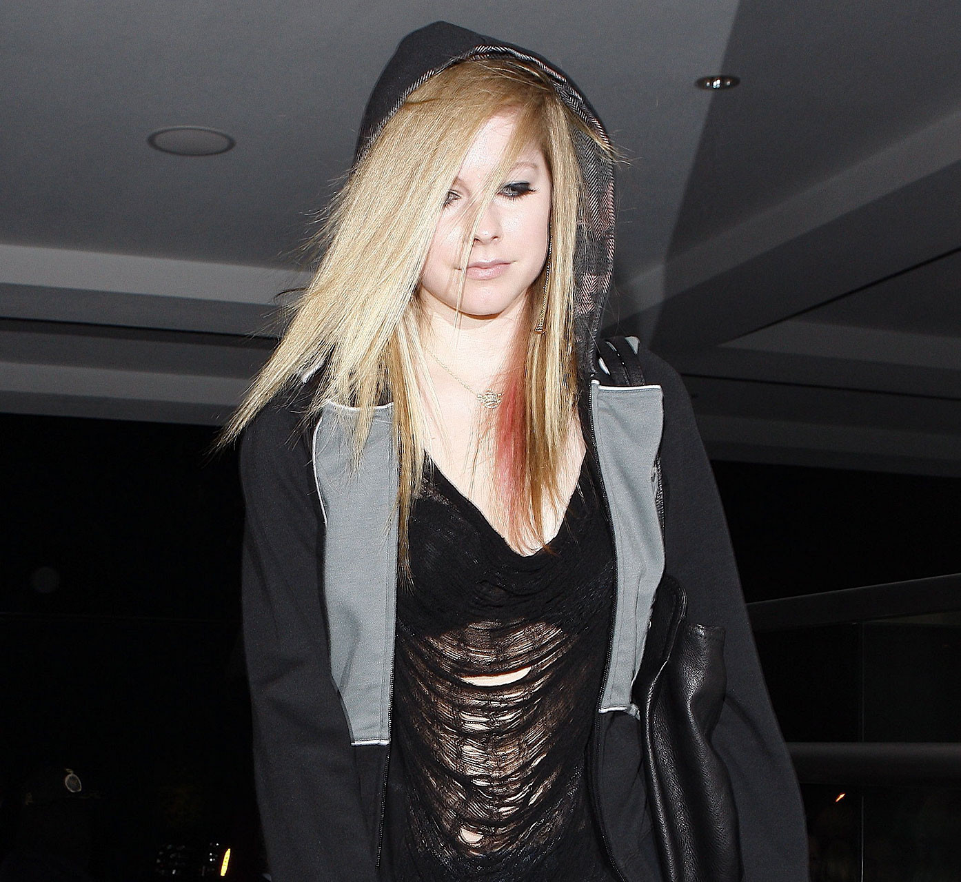Avril Lavigne exposant son corps sexy et ses seins sexy dans un chemisier transparent.
 #75351470