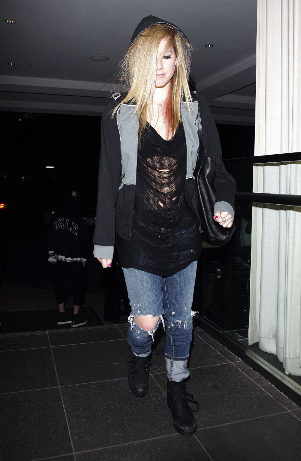 Avril Lavigne exposant son corps sexy et ses seins sexy dans un chemisier transparent.
 #75351530