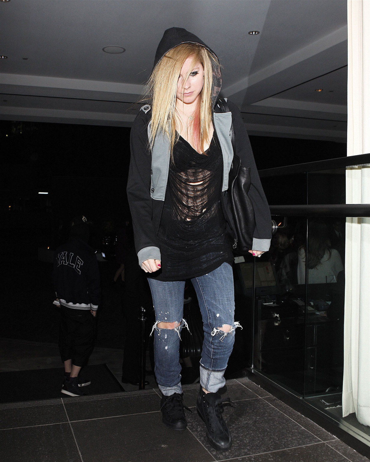 Avril Lavigne exposant son corps sexy et ses seins sexy dans un chemisier transparent.
 #75351548