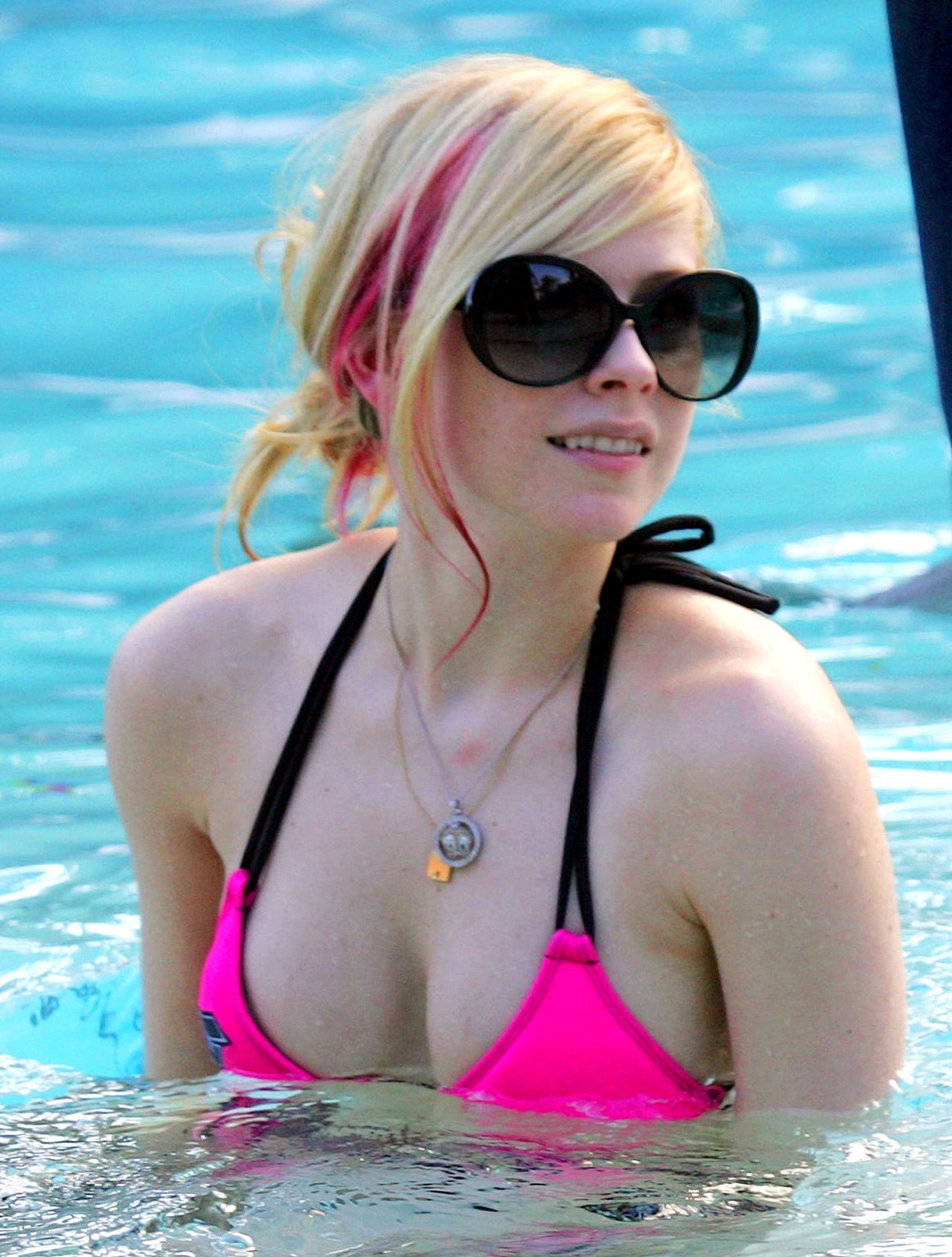 Avril Lavigne exposant son corps sexy et ses seins sexy dans un chemisier transparent.
 #75351675