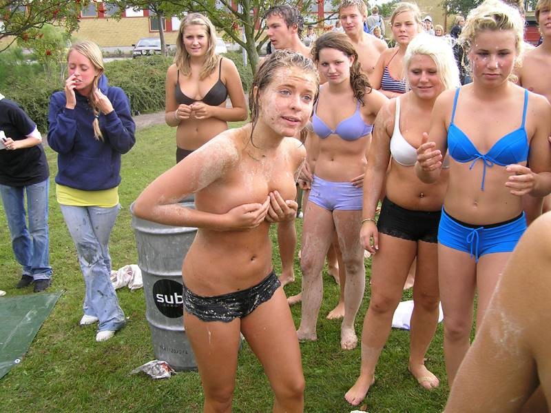 素人の女子大生が公衆の面前でトップレスでフラッシュを浴びる
 #78911682