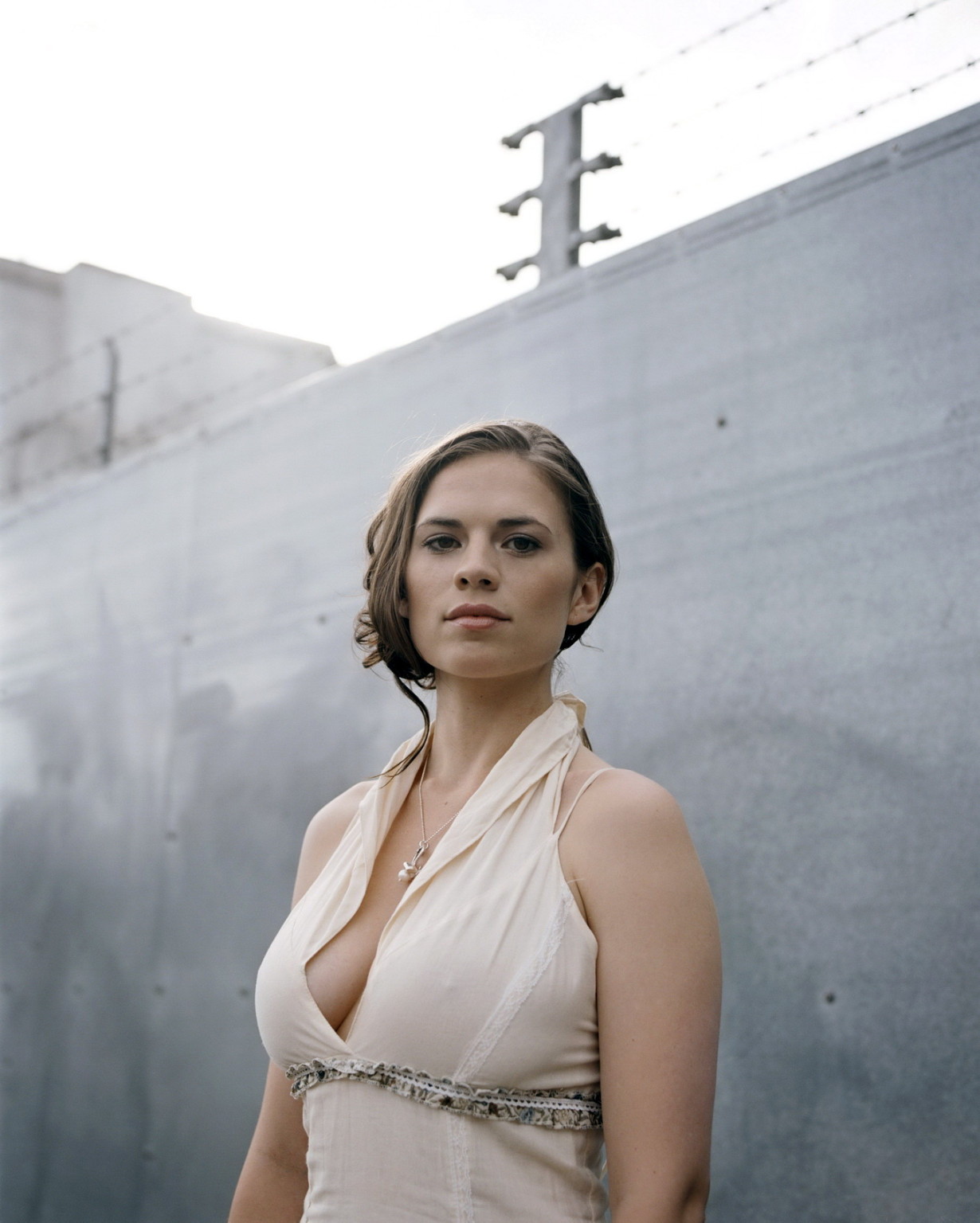 Hayley atwell montrant son énorme décolleté lors d'un photoshoot à Pérou en 2007
 #75230858