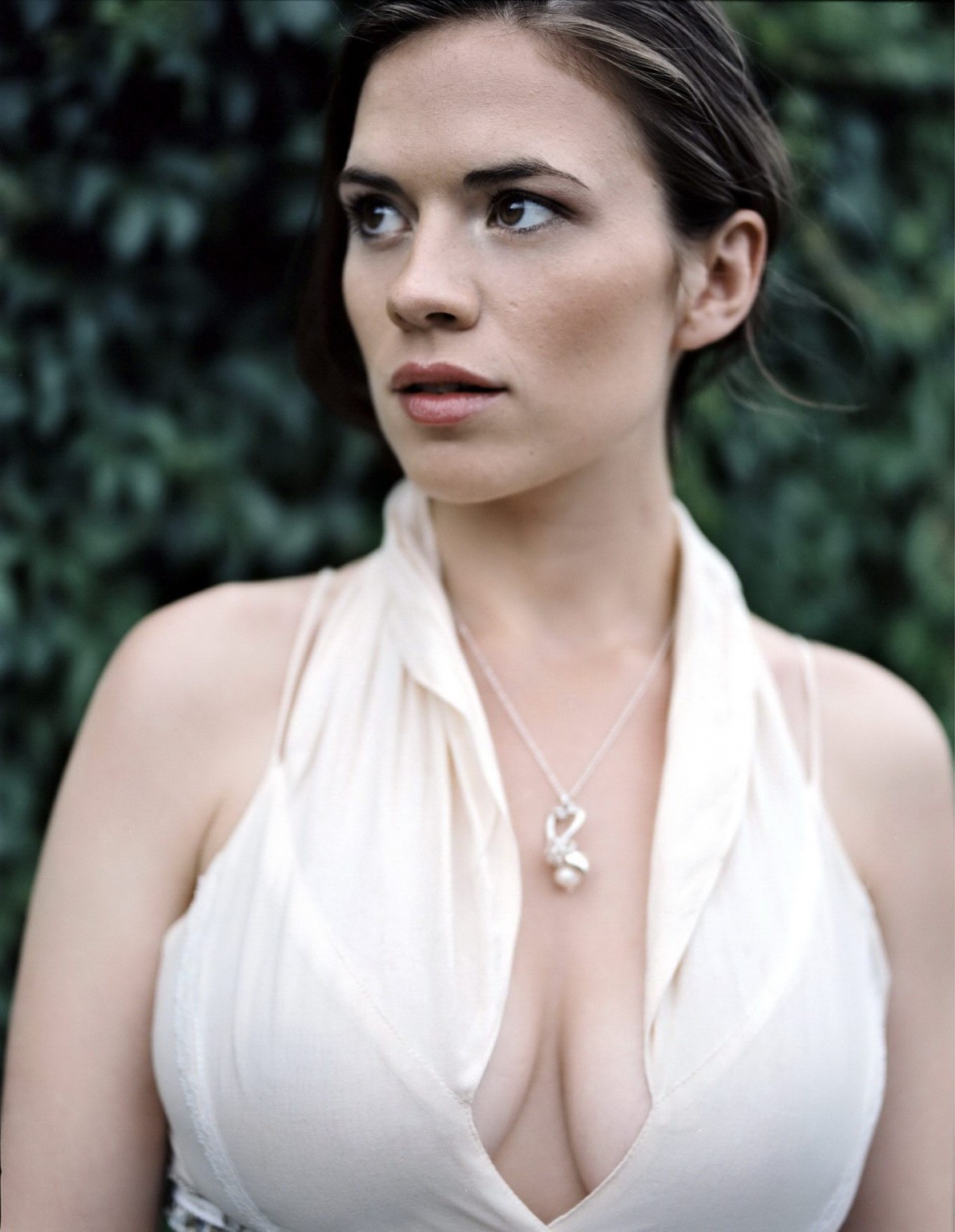 Hayley atwell montrant son énorme décolleté lors d'un photoshoot à Pérou en 2007
 #75230880