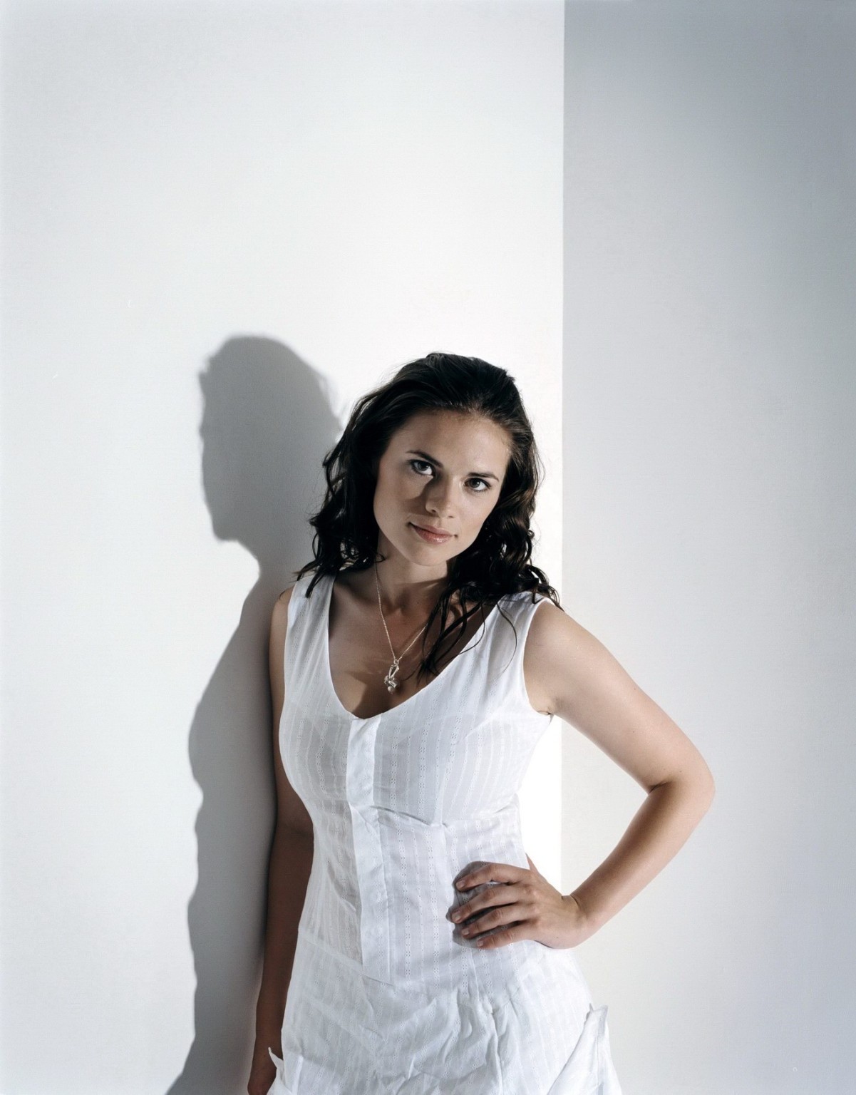 Hayley Atwell mostrando su enorme escote en una sesión de fotos en Perou en 2007
 #75230935