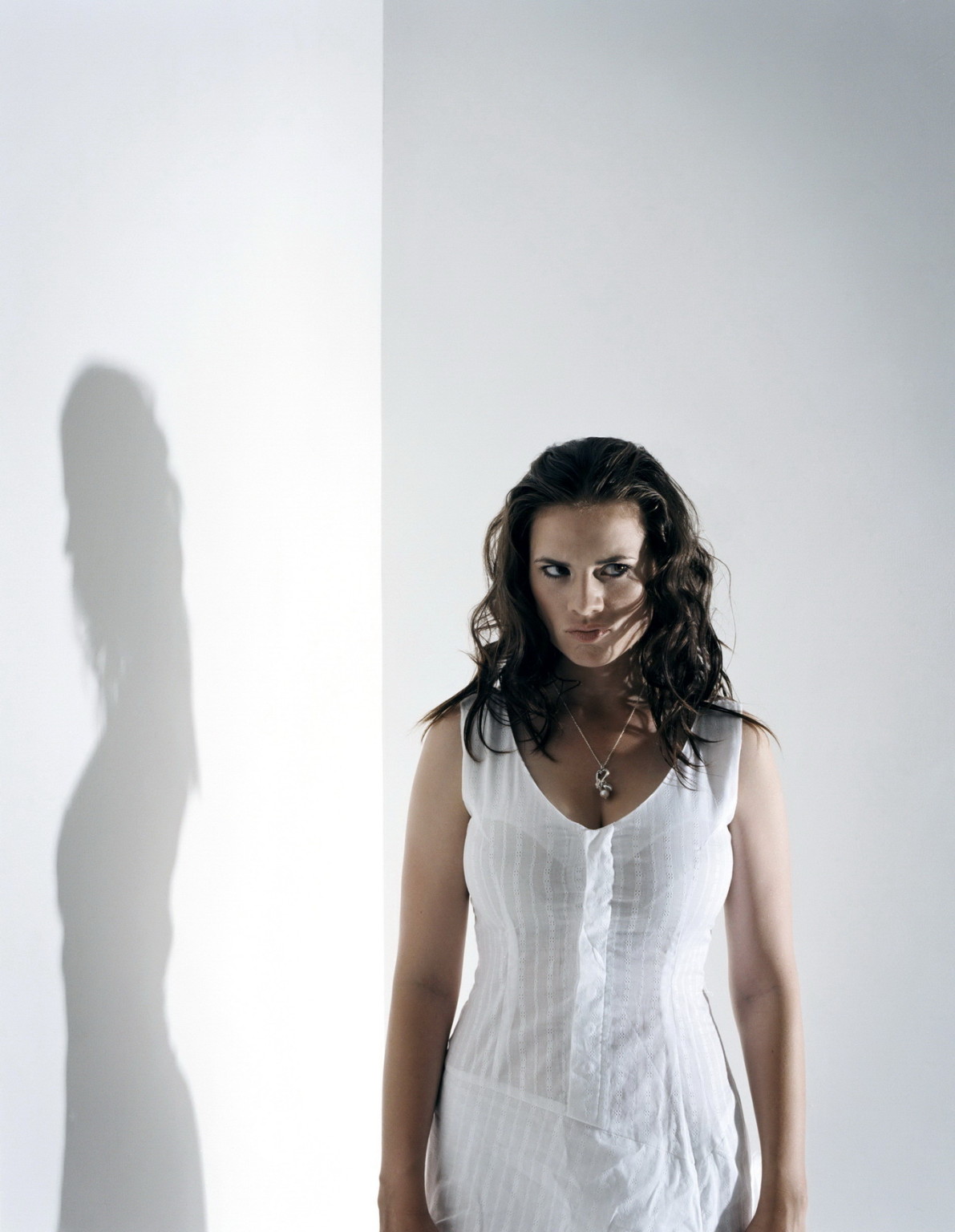 Hayley Atwell mostrando su enorme escote en una sesión de fotos en Perou en 2007
 #75230943