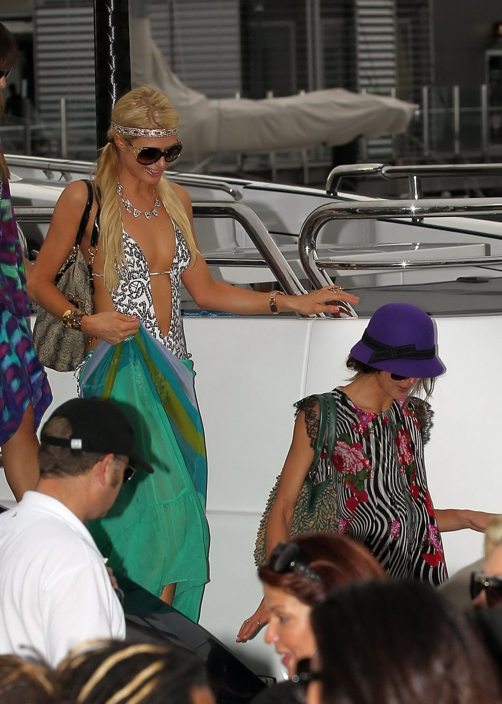 Paris Hilton che mostra il suo culo caldo in costume da bagno profondo taglio allo yacht in sydney har
 #75268149