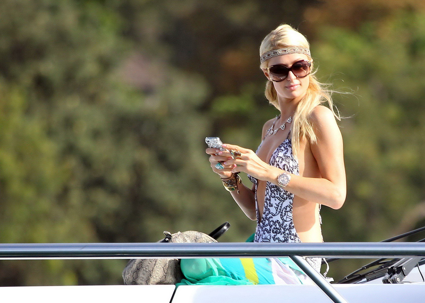 Paris Hilton che mostra il suo culo caldo in costume da bagno profondo taglio allo yacht in sydney har
 #75268160