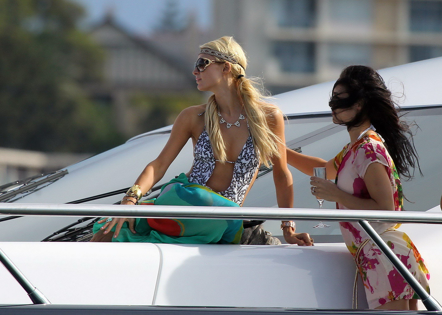 Paris Hilton che mostra il suo culo caldo in costume da bagno profondo taglio allo yacht in sydney har
 #75268198