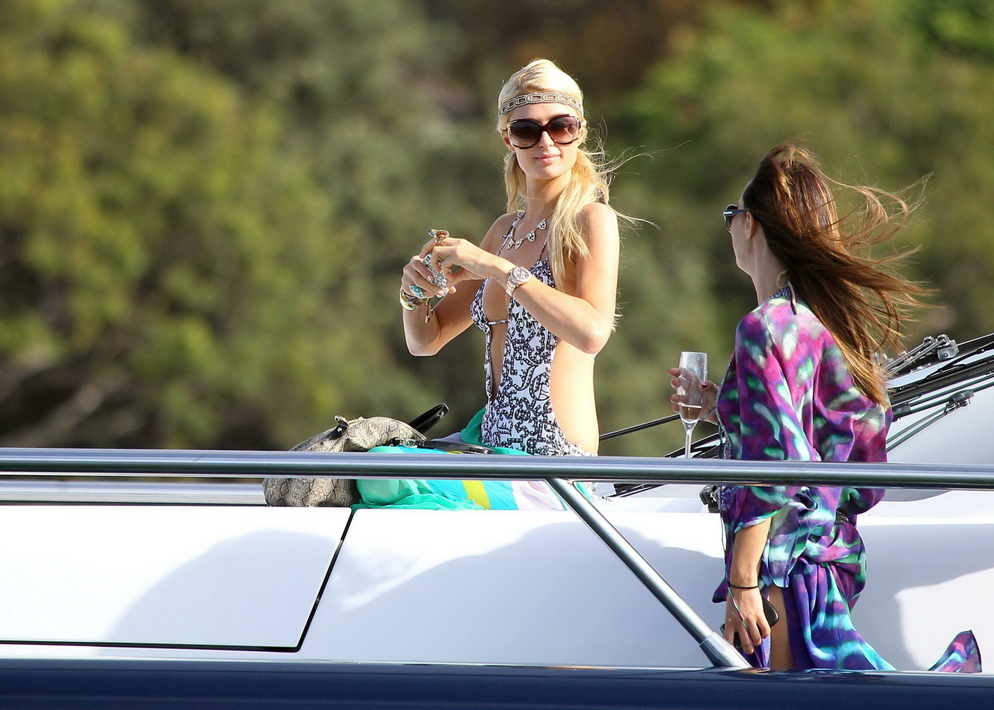 Paris Hilton che mostra il suo culo caldo in costume da bagno profondo taglio allo yacht in sydney har
 #75268200