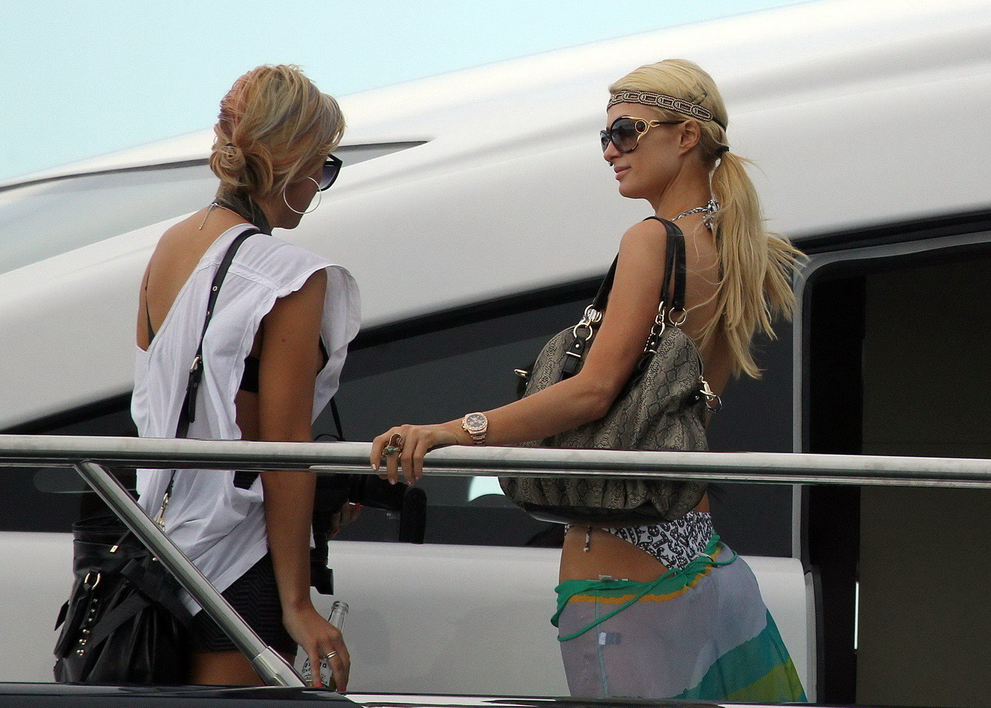 Paris Hilton che mostra il suo culo caldo in costume da bagno profondo taglio allo yacht in sydney har
 #75268203