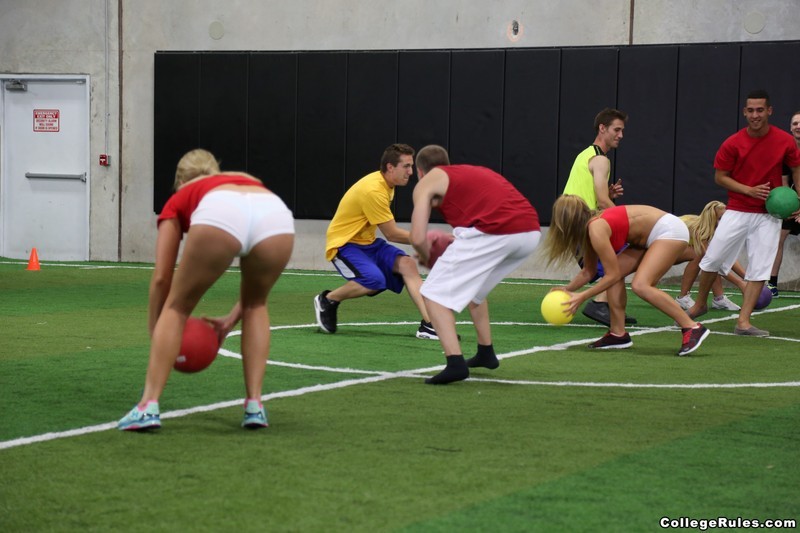 College-Mädchen spielen Strip-Dodgeball vor einer Orgie #76764845