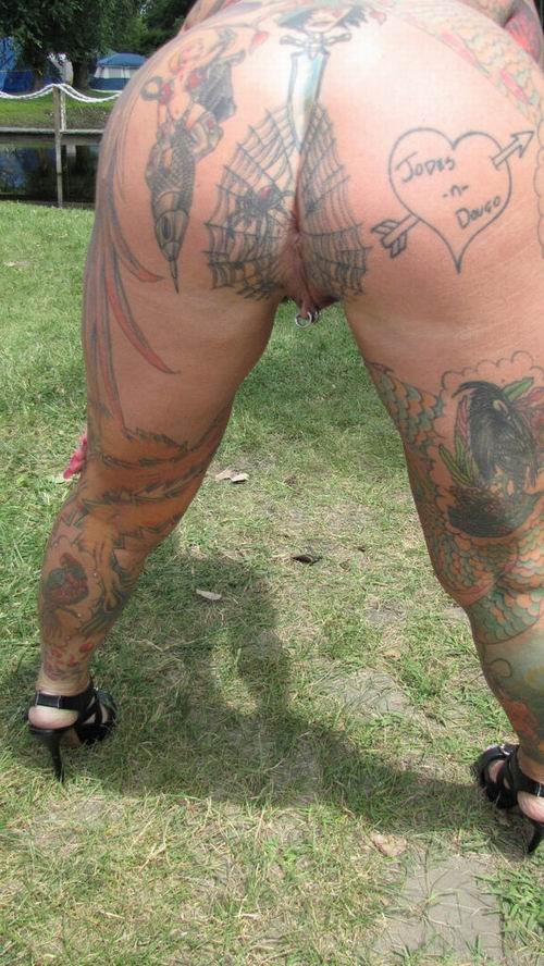 Busty tattoed e piercing maturo che mostra in pubblico
 #73230716
