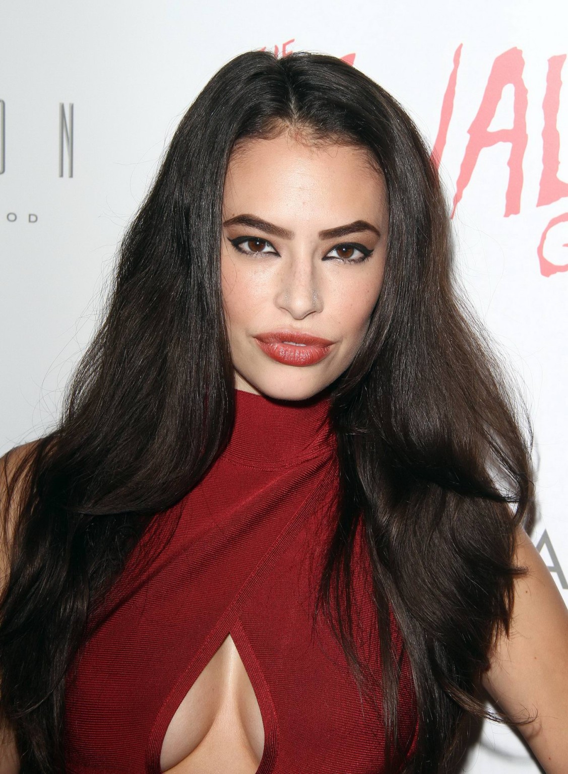 Chloe bridges vollbusig in rotem engen freizügigen Kleid
 #75151414