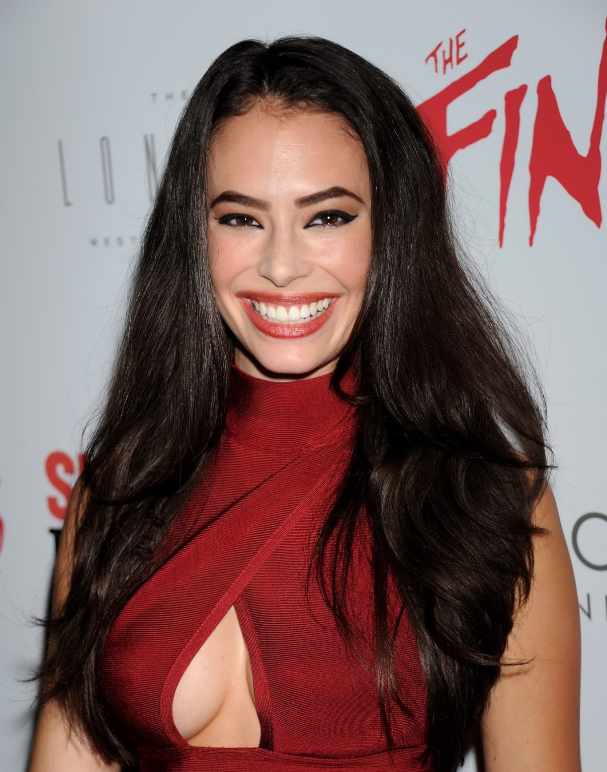 Chloe bridges vollbusig in rotem engen freizügigen Kleid
 #75151420