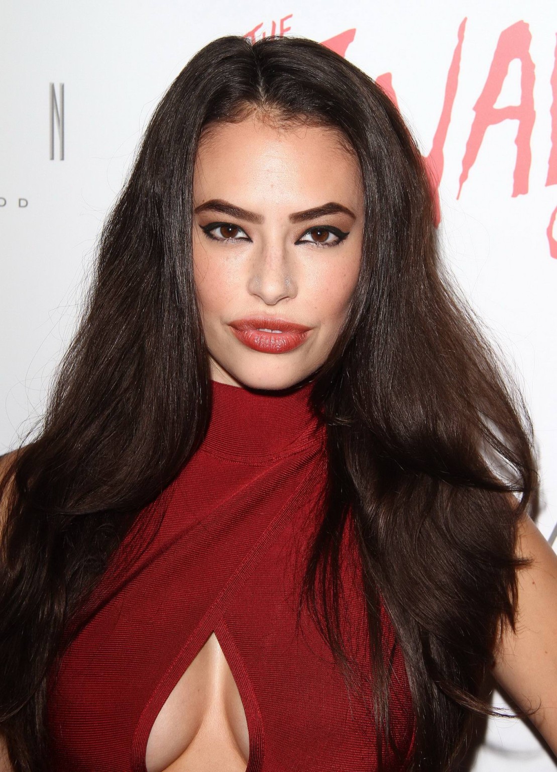 Chloe bridges vollbusig in rotem engen freizügigen Kleid
 #75151426