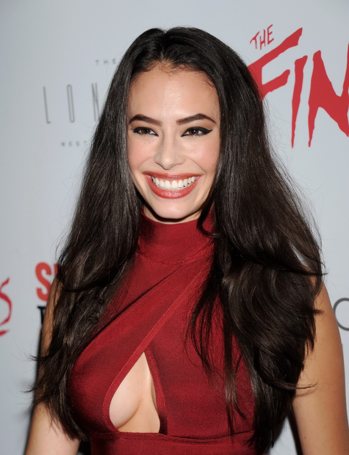 Chloe bridges vollbusig in rotem engen freizügigen Kleid
 #75151429