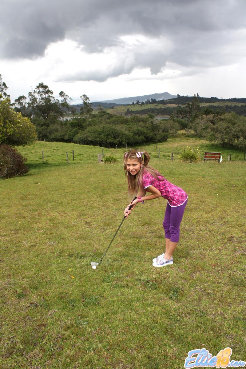 Kleine Teenager mit Zöpfen spielen Golf nackt
 #74831896