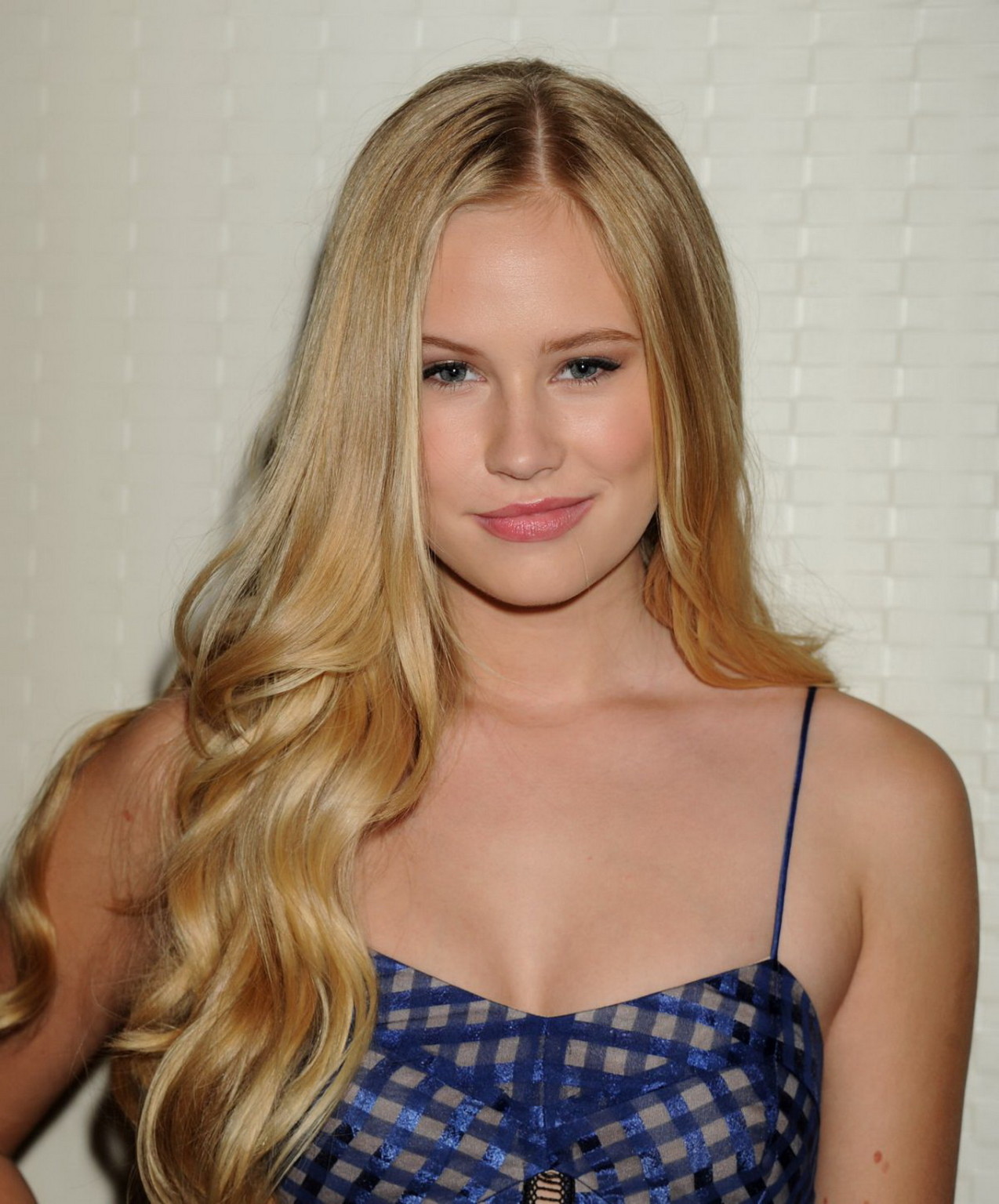 Danika yarosh busty e leggy che mostra grande scissione
 #75158458