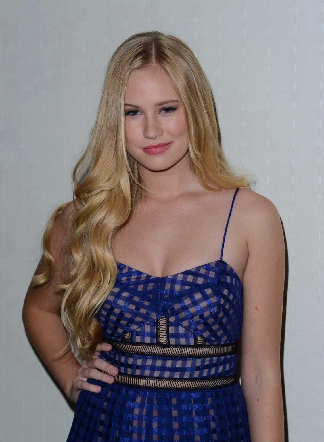 Danika yarosh busty e leggy che mostra grande scissione
 #75158466