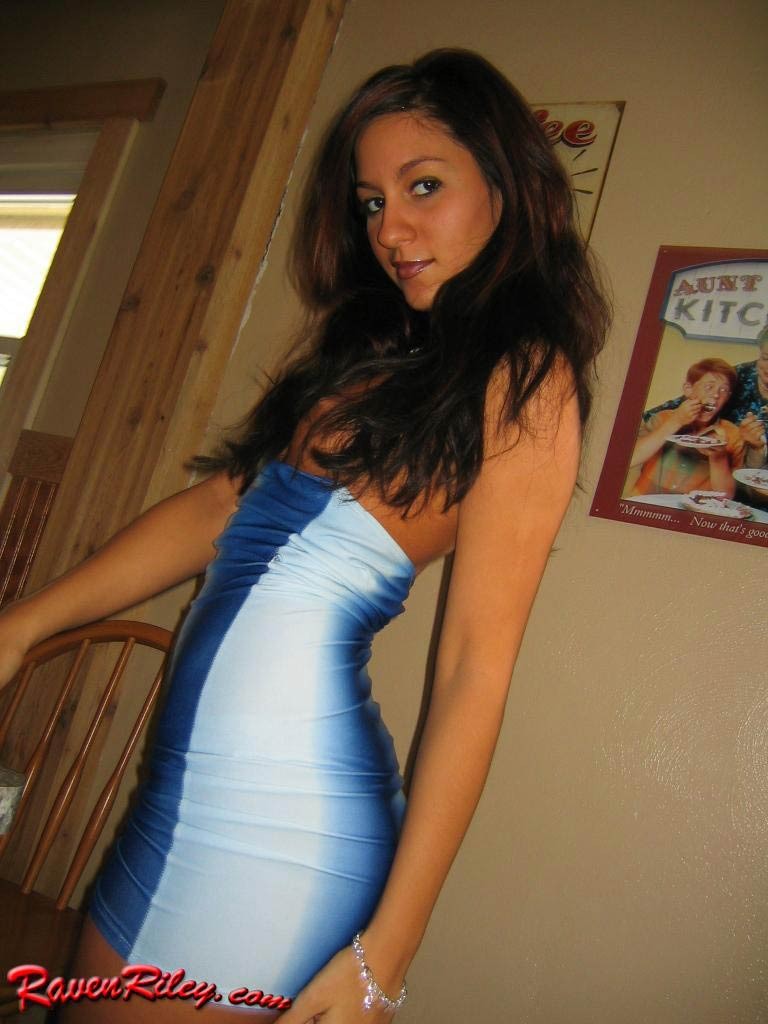 Brünette teen hottie posiert sexy zu Hause
 #75099163