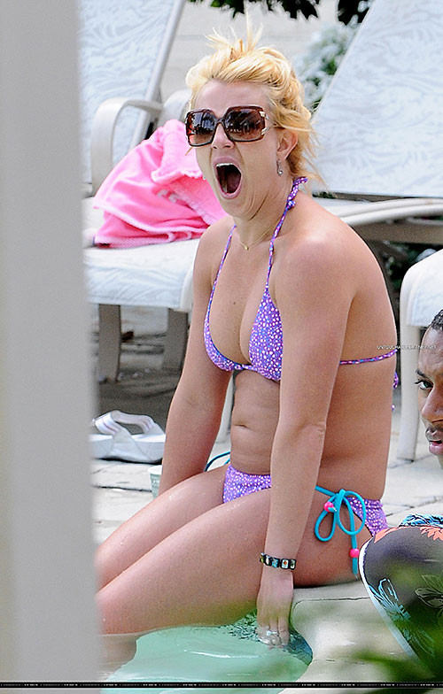 Britney spears posant toute nue et sexy pour un photoshoot et exposant son pus
 #75382375