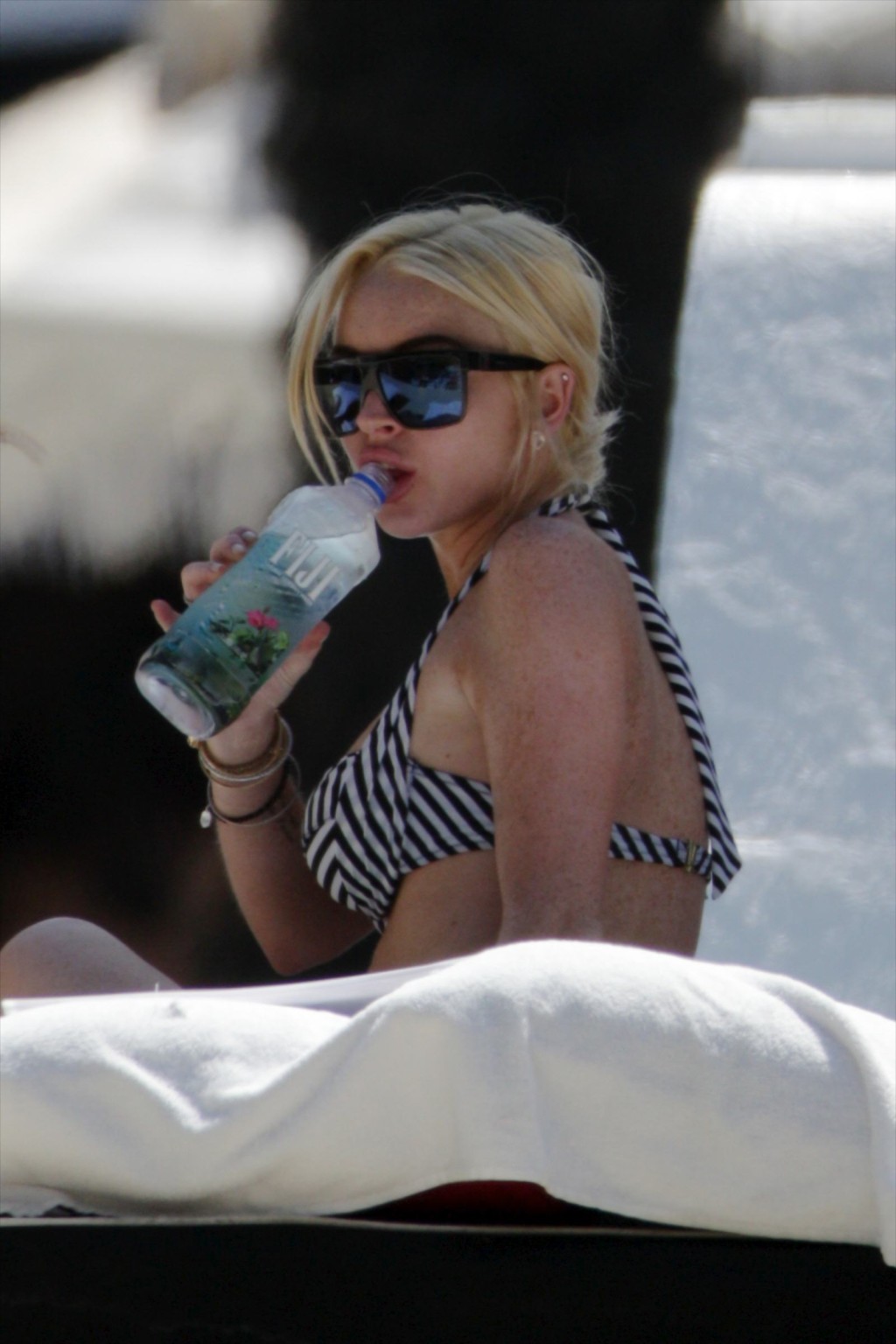 Lindsay lohan tetona con bikini escaso en miami
 #75303491