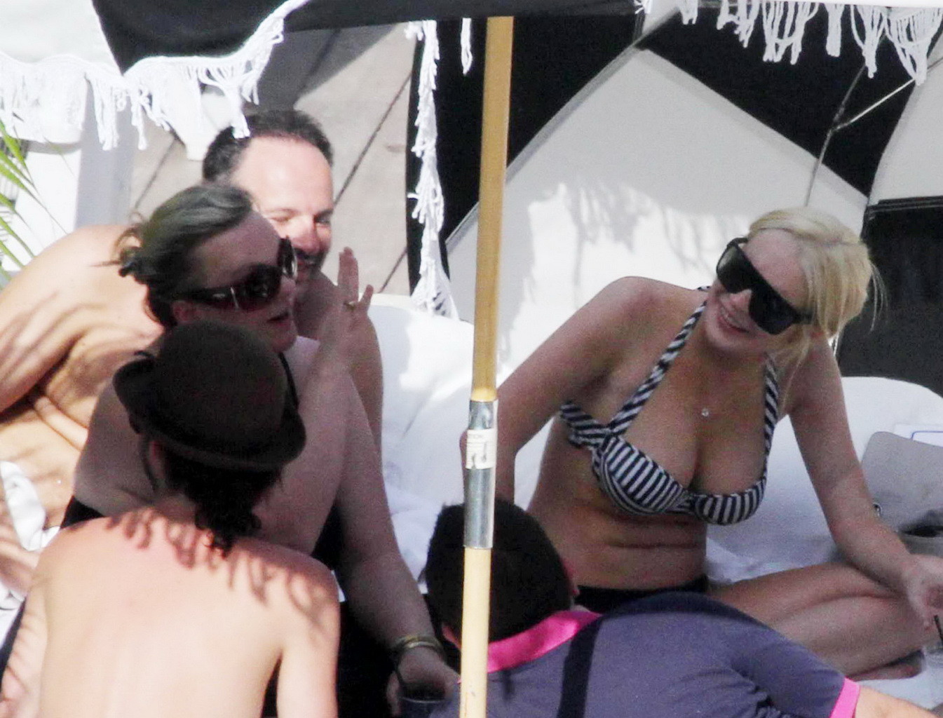 Lindsay lohan tetona con bikini escaso en miami
 #75303499