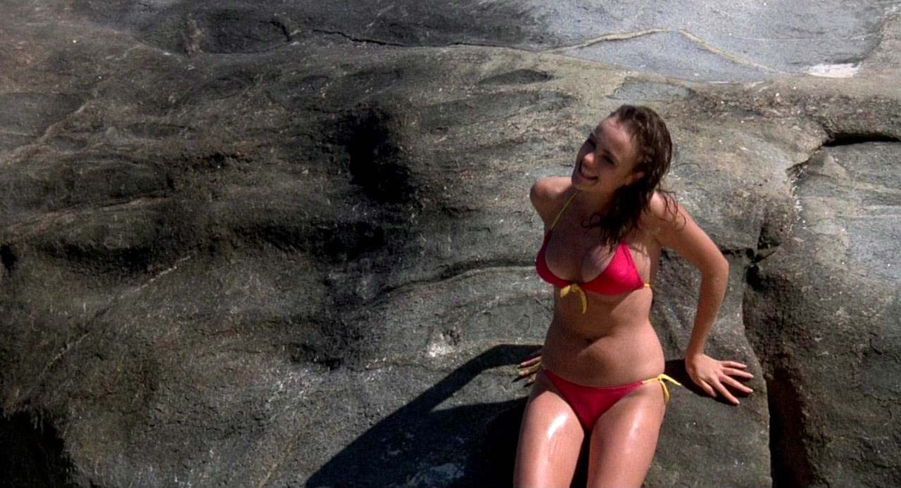 Michelle johnson mostrando sus bonitas tetas grandes y su coño peludo en una escena de película desnuda
 #75312723