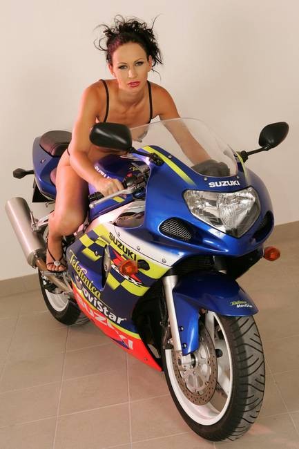 Susana spears a horcajadas en una moto
 #75002146