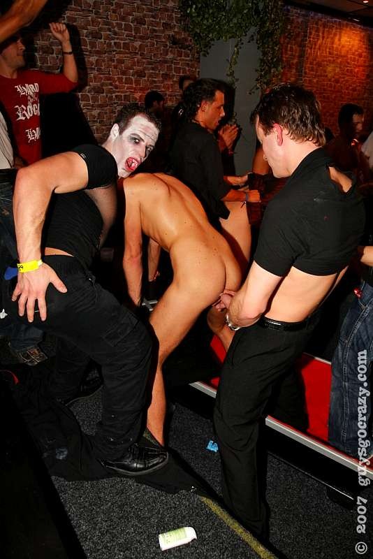 Ein bizarres Vampir-Fickfest wird zu einer schwulen Orgie
 #76992022