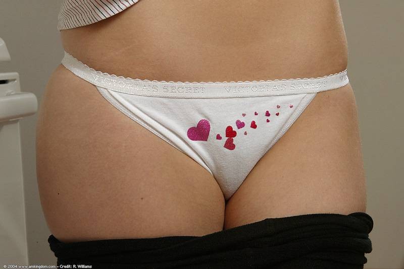 Teens streckt ihren perfekten runden fickbaren Arsch heraus
 #70699306