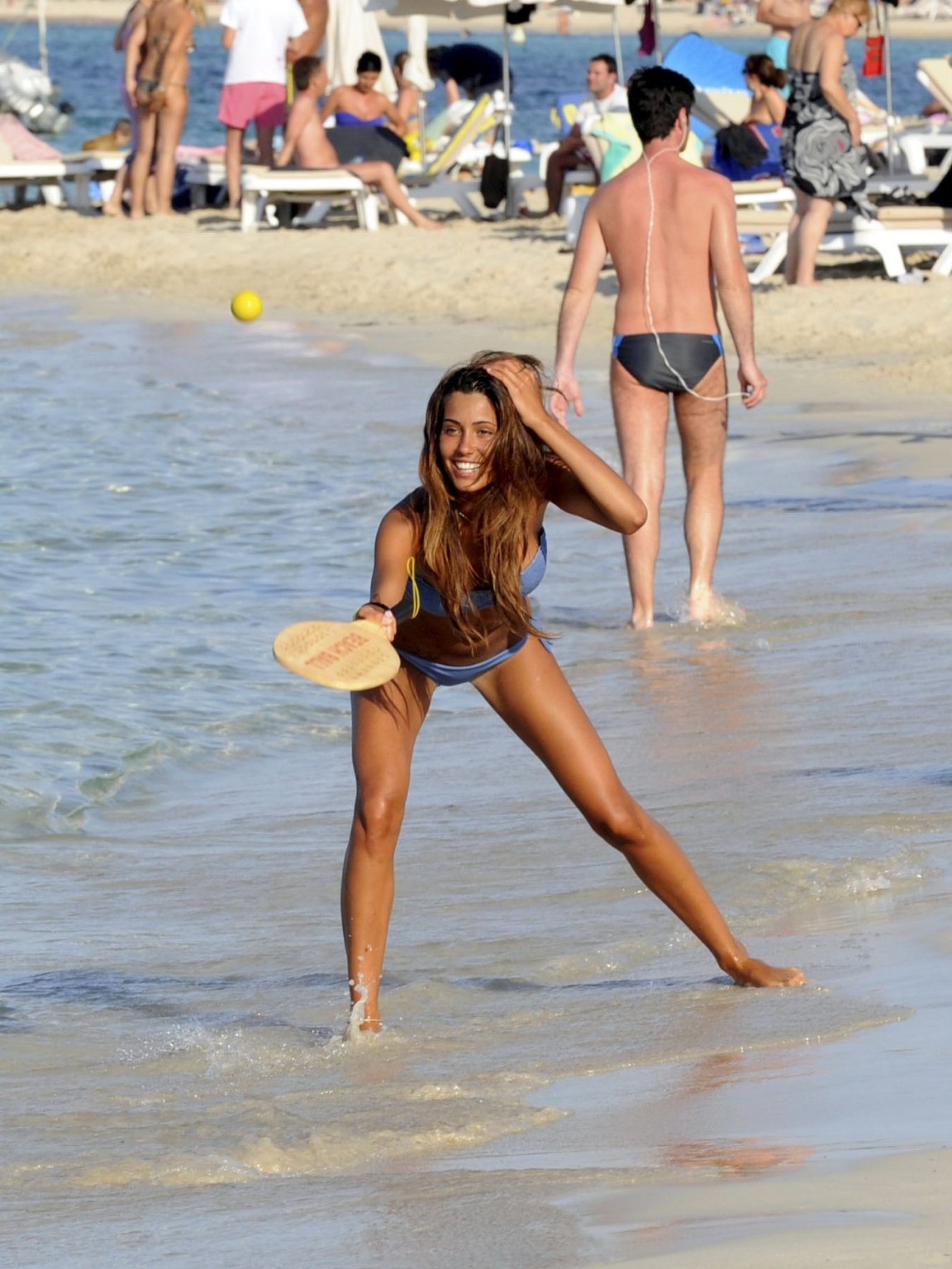 Federica nargi indossa un bikini blu a perizoma sulla spiaggia di formentera
 #75297847
