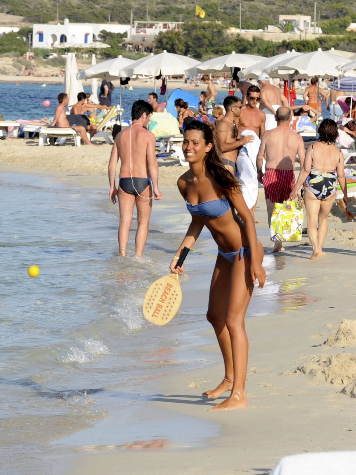 Federica nargi trägt einen blauen Tanga-Bikini am Strand von Formentera
 #75297858
