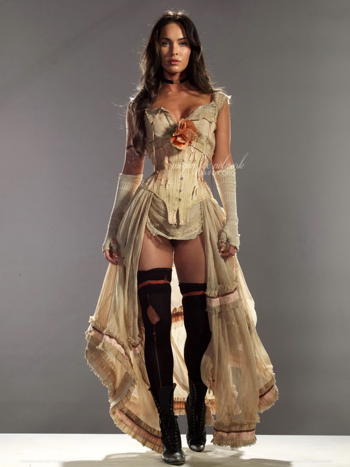 Megan Fox che mostra la sua scollatura della figa in promos di jonah hex
 #75215527