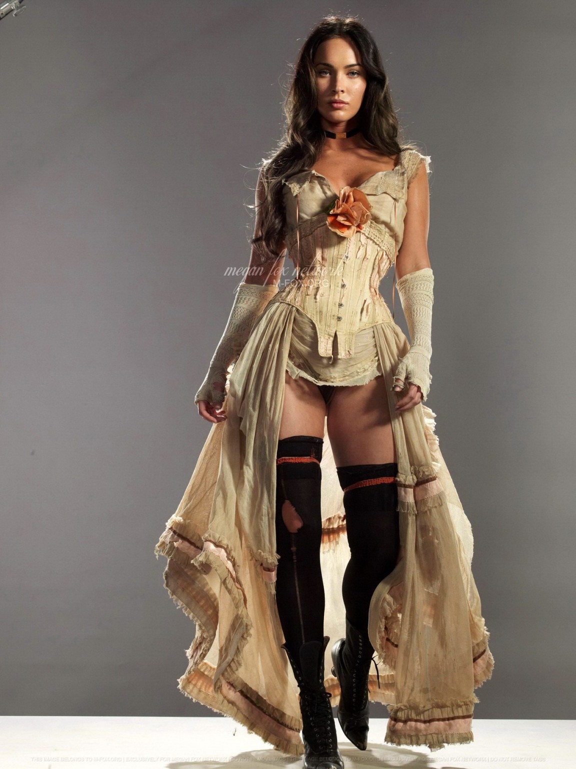 Megan Fox che mostra la sua scollatura della figa in promos di jonah hex
 #75215529