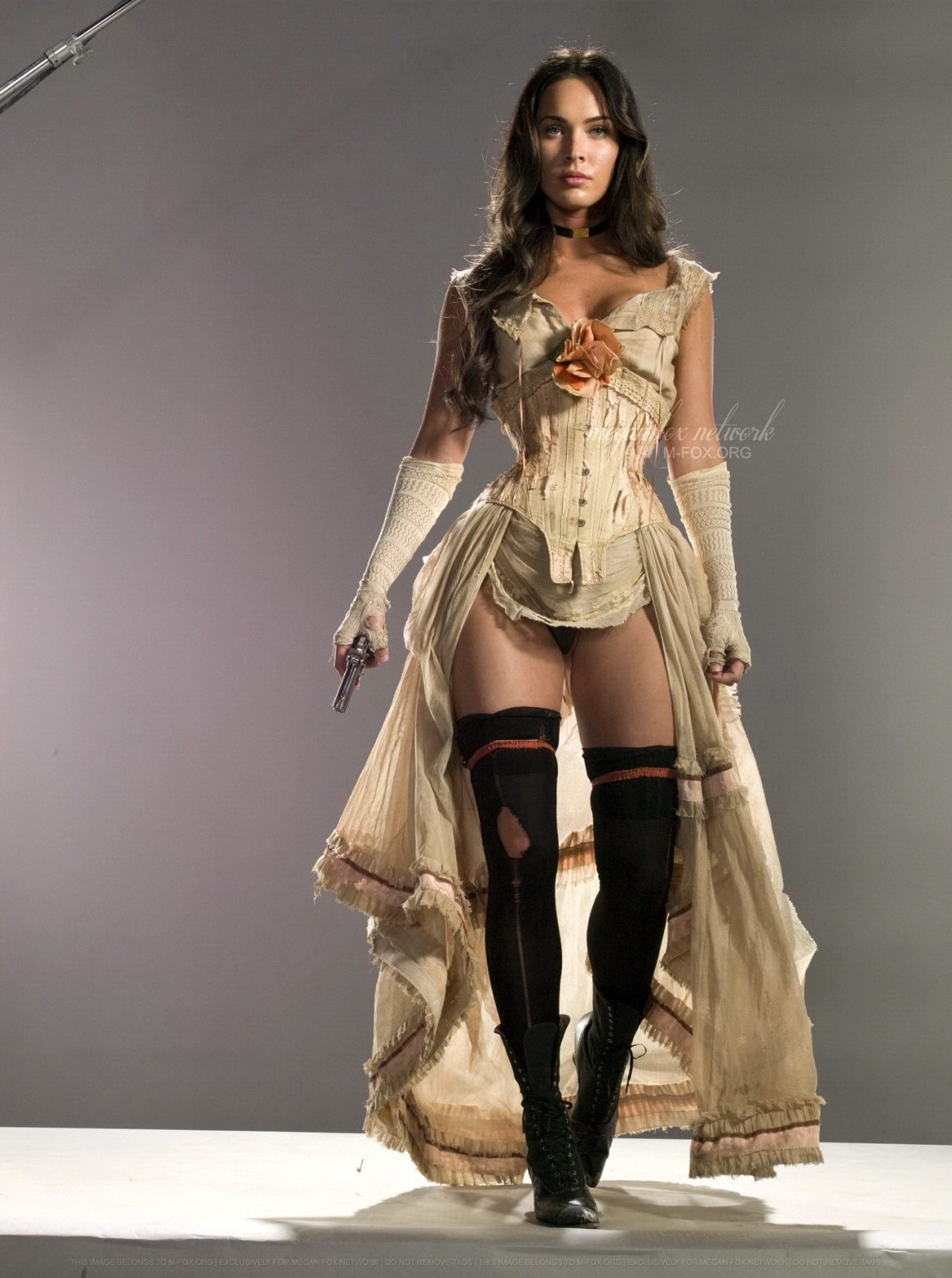 Megan Fox che mostra la sua scollatura della figa in promos di jonah hex
 #75215530