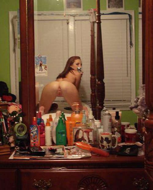 Foto di una ragazza sexy nuda in posa nel suo appartamento
 #75722040