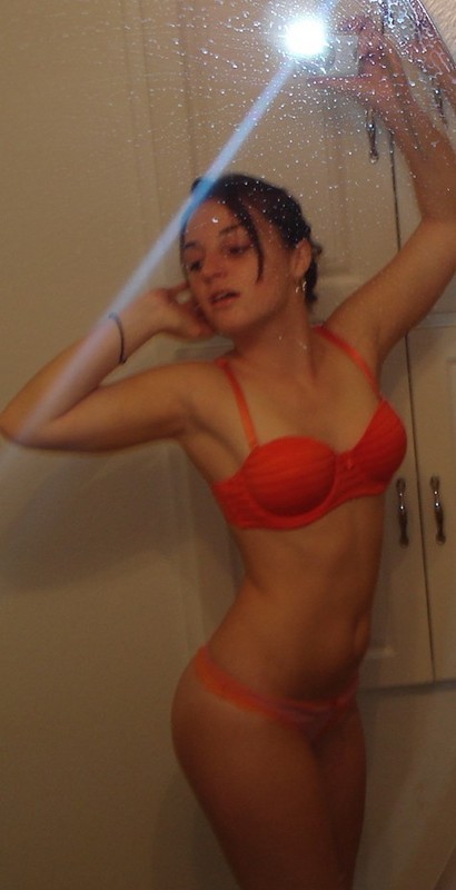 Photos d'une fille sexy posant nue dans son appartement
 #75722086