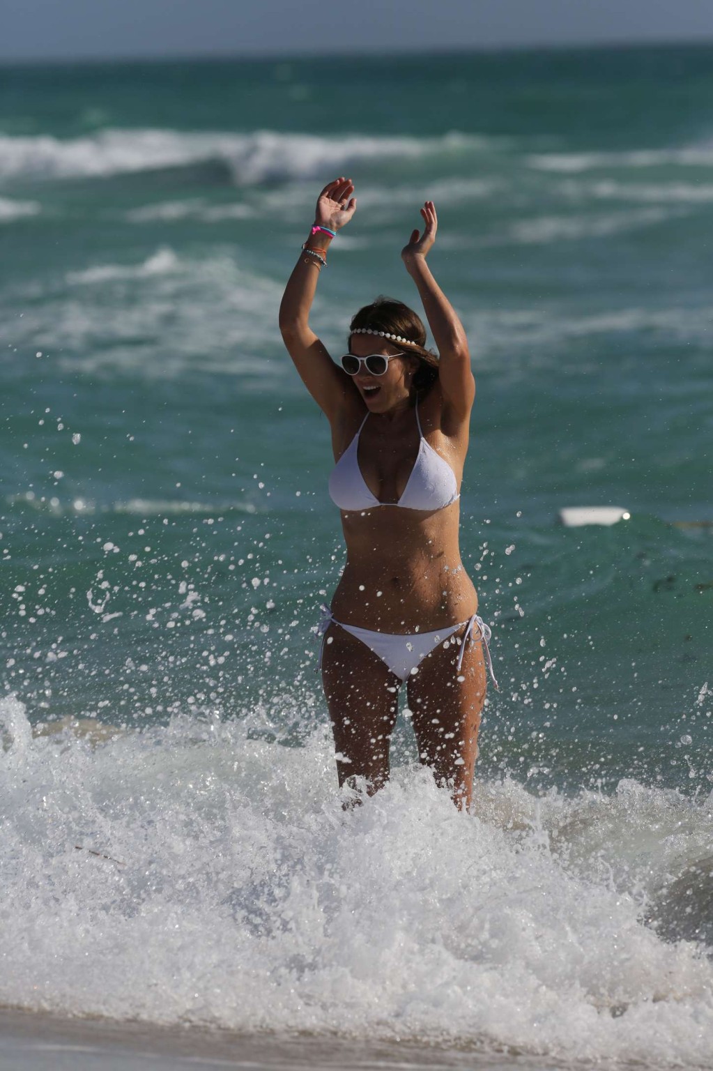 Imogen thomas busty e booty in un piccolo bikini bianco in spiaggia a miami
 #75170068