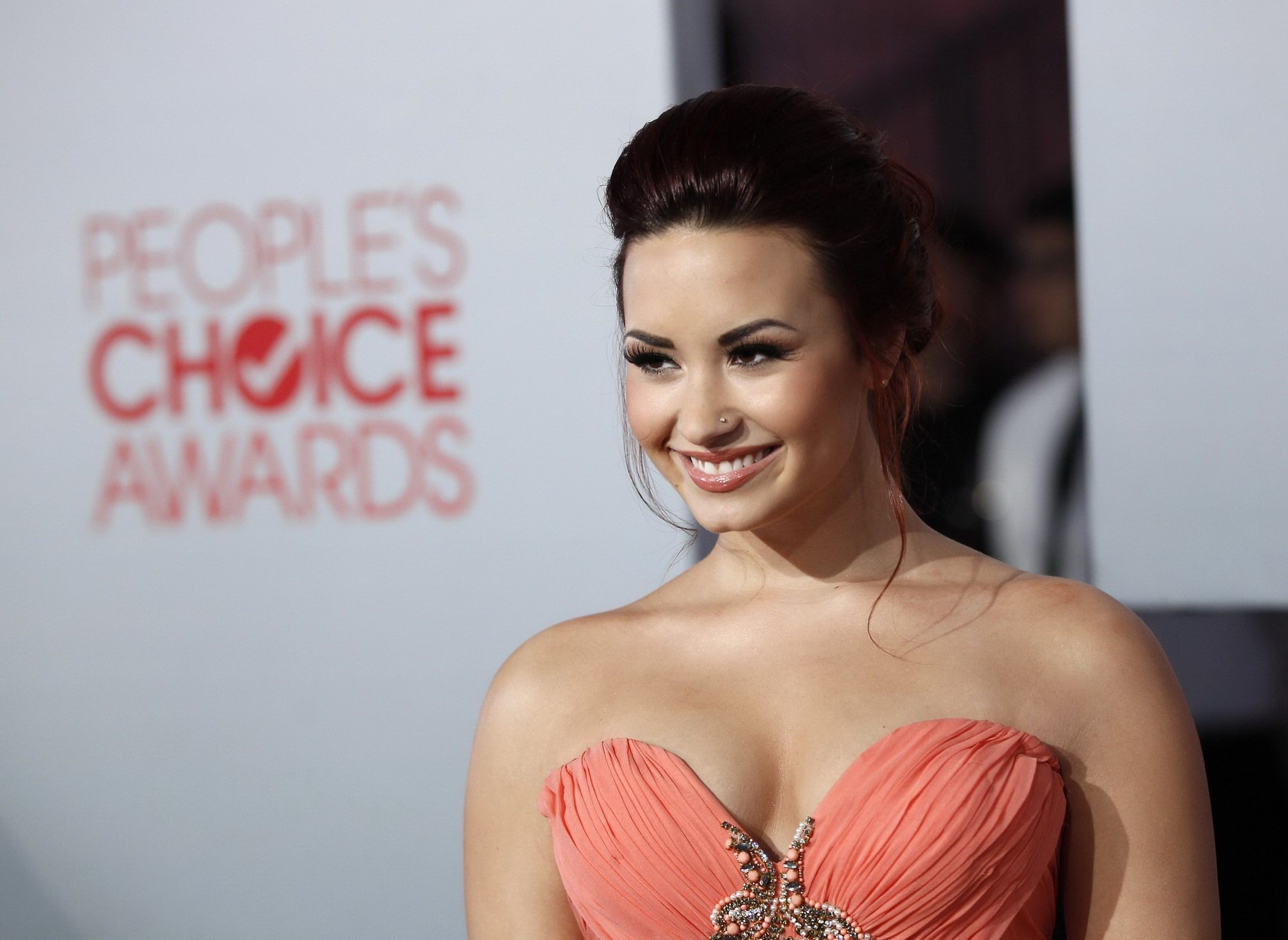 Demi lovato muestra escote con vestido sin tirantes en los premios people's choice 2012
 #75276507