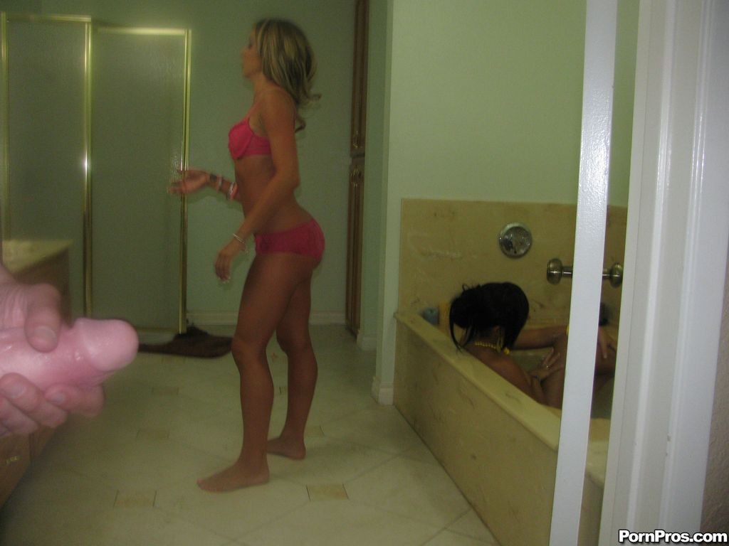 Amy Brooke riceve un carico di sperma nella vasca da bagno
 #75116491