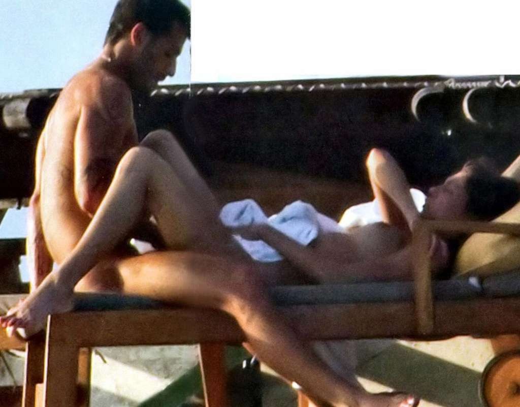 Belen Rodriguez exposing her nice tits on beach paparazzi pictures and ass in th #75333592